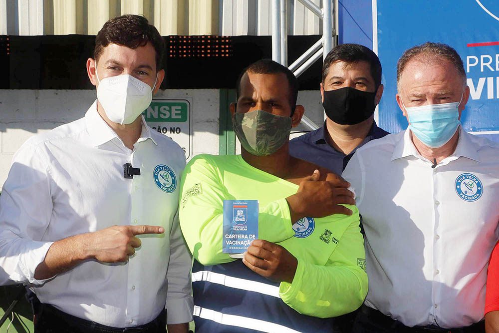 Trabalhadores da limpeza de Vila Velha são os primeiros da área a serem vacinados contra Covid-19