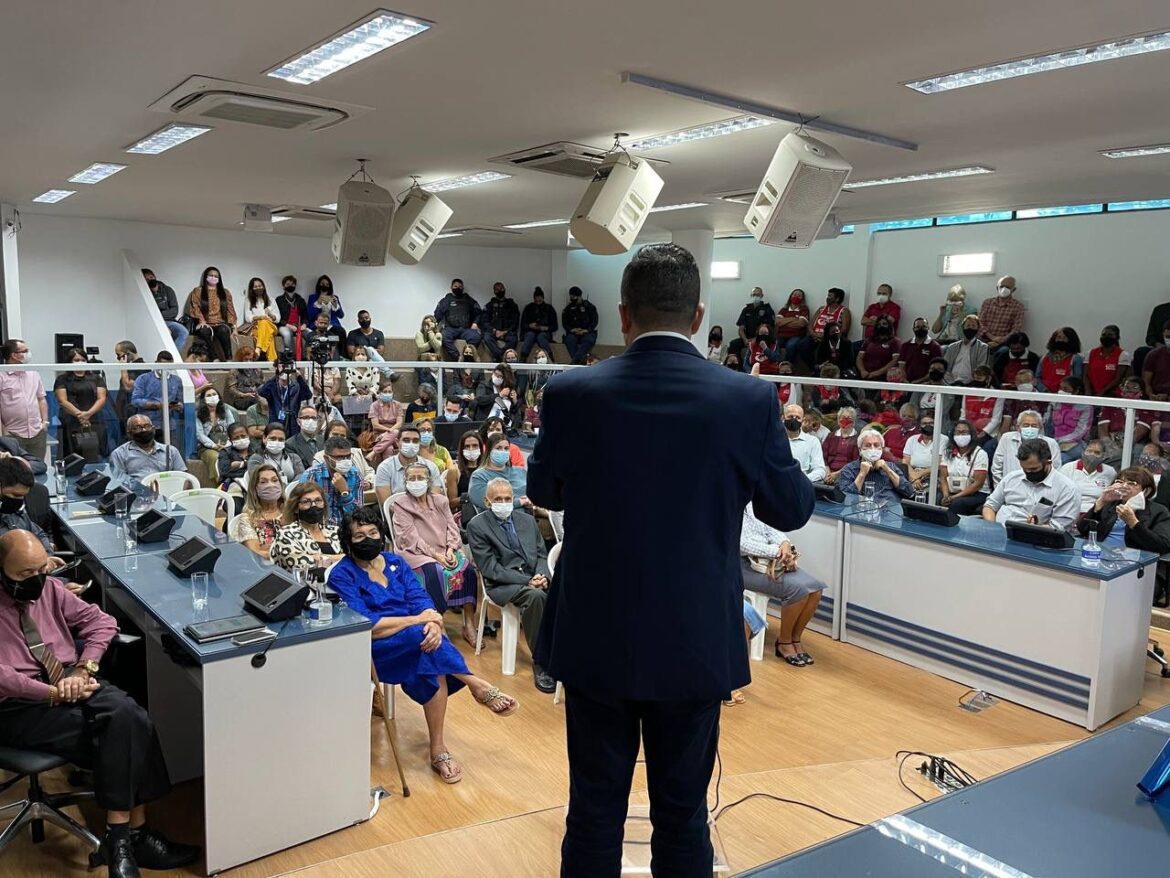 Devanir Ferreira homenageia a melhor idade em Sessão Solene na Câmara Municipal de Vila Velha