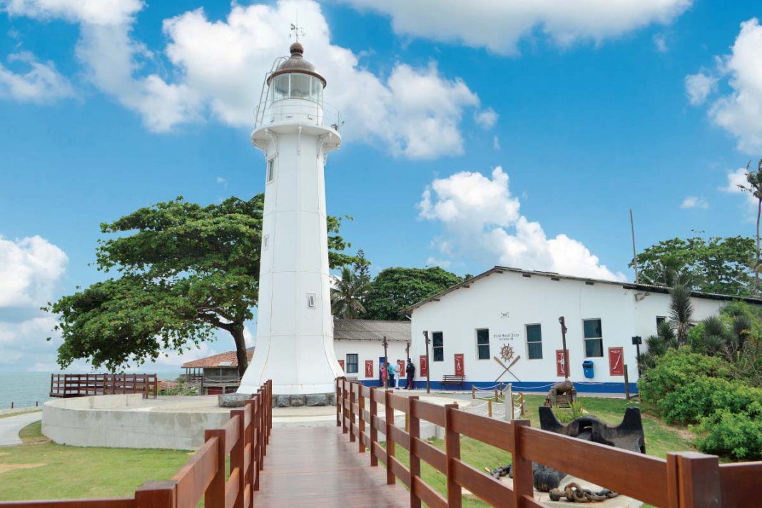 Homenagem às mulheres ao pôr do sol no Farol de Santa Luzia