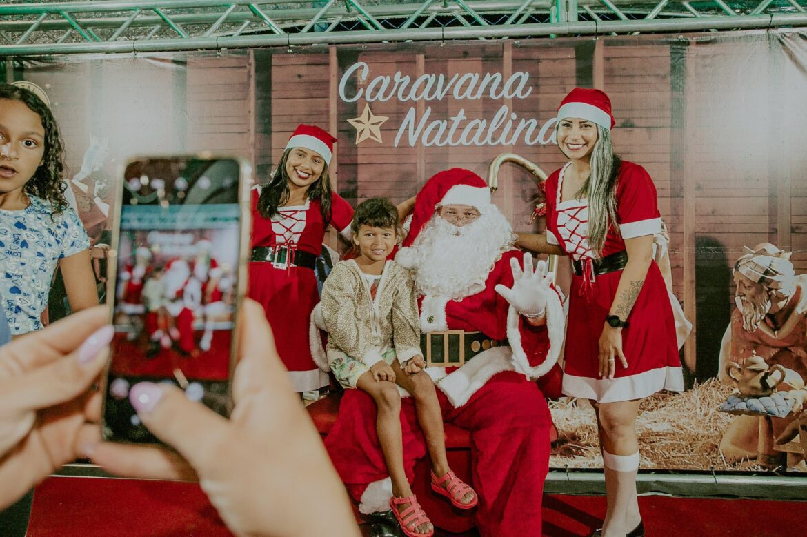 Nos bairros de Vila Velha Papai Noel faz a alegria da criançada