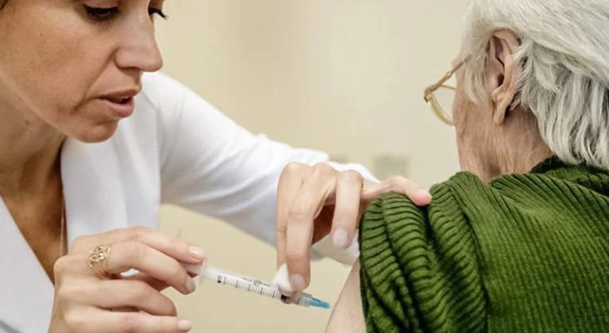 Vacinação com o imunizante Pfizer Bivalente começa nesta segunda-feira (27)