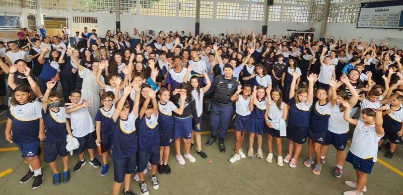 Inspetora da Guarda de Vila Velha conversa com estudantes sobre direitos da mulher