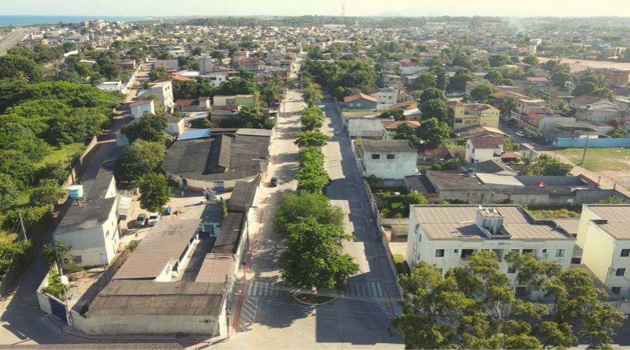Prefeito entrega obras de drenagem e pavimentação e assina ordem para construir escola no bairro São Conrado