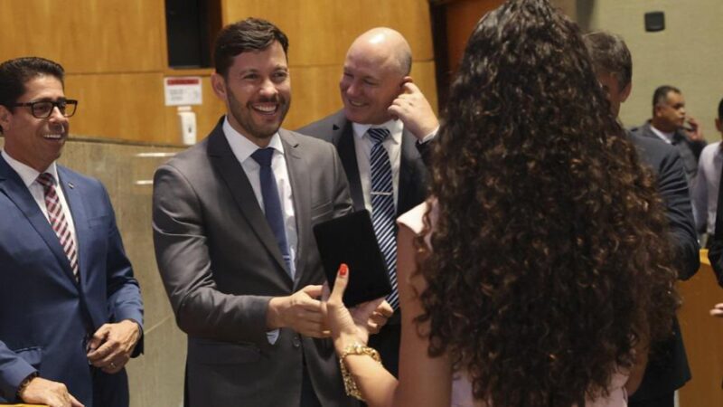 Arnaldinho Borgo recebe homenagem durante sessão solene da Assembleia Legislativa