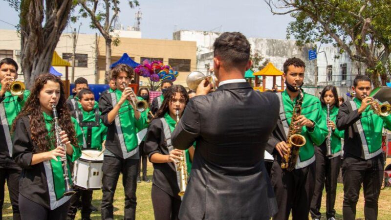 Bandas escolares realizam apresentações em terminais rodoviários de Vila Velha
