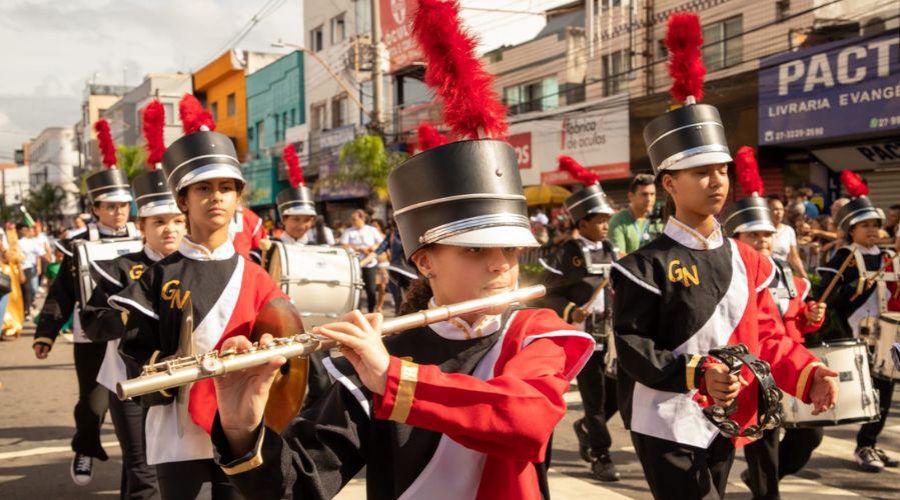 Mais de 15 mil pessoas assistiram ao desfile cívico-militar em comemoração aos 488 anos de Vila Velha
