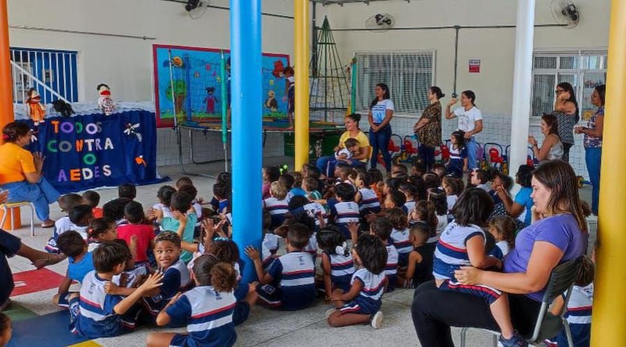 Teatro, gincana e jogos divertidos promovem a conscientização sobre a dengue nas escolas