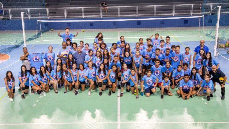 Alunos do núcleo de vôlei de quadra recebem uniformes em iniciativa da Prefeitura