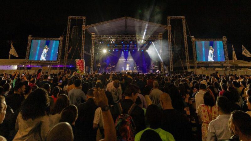 Evento de louvor atrai milhares de pessoas ao Parque da Prainha