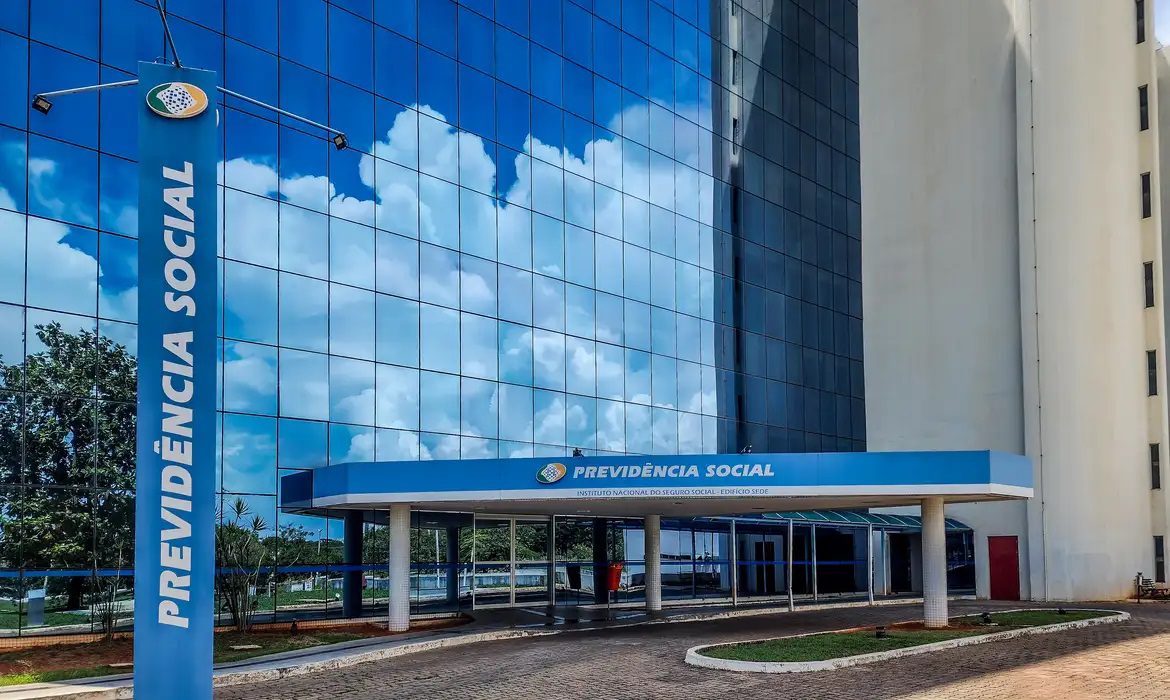 Aposentados e pensionistas podem ter antecipação do 13º salário