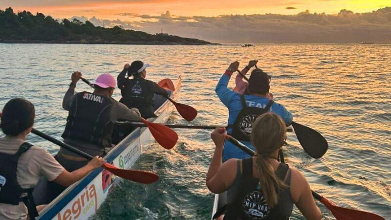 Idosos participam de atividade de remada inclusiva na Praia da Costa
