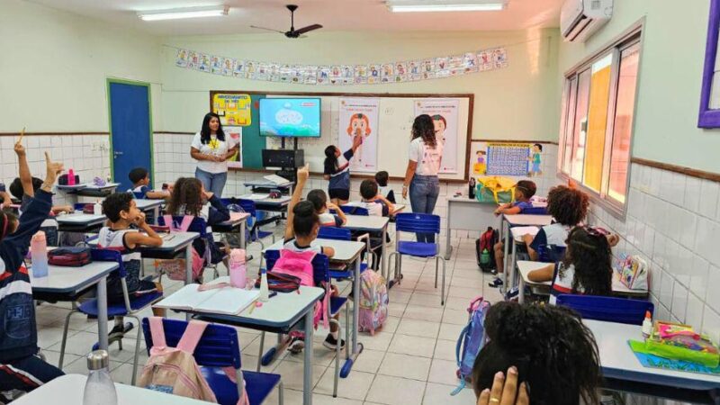 Alunos participam de atividade de sensibilização durante o Maio Laranja nas escolas