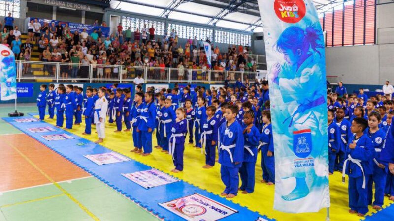 Estudantes da Educação Infantil são contemplados com entrega de quimonos de judô
