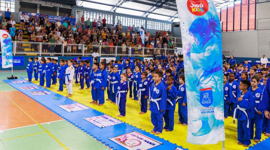 Estudantes da Educação Infantil são contemplados com entrega de quimonos de judô