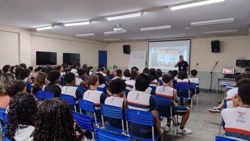 Alunos de Vila Velha participam de palestra do Procon sobre consumo consciente