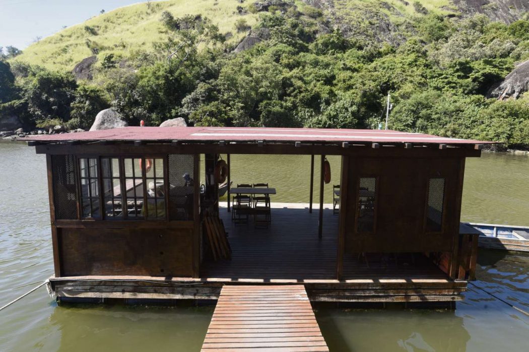 Restaurante flutuante na Prainha da Glória é multado e encerra atividades