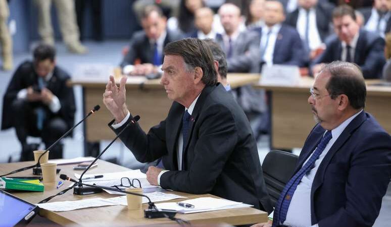 Bolsonaro: “tem sempre maluco que fica com idéia de intervenção militar”