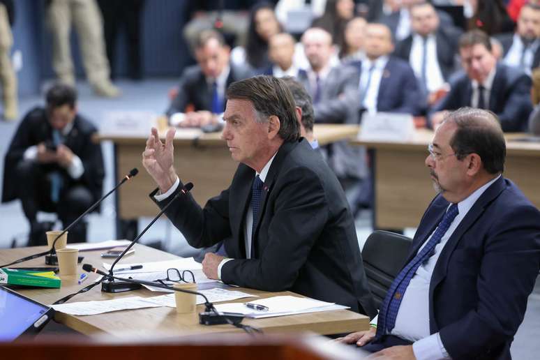 Bolsonaro: “tem sempre maluco que fica com idéia de intervenção militar”
