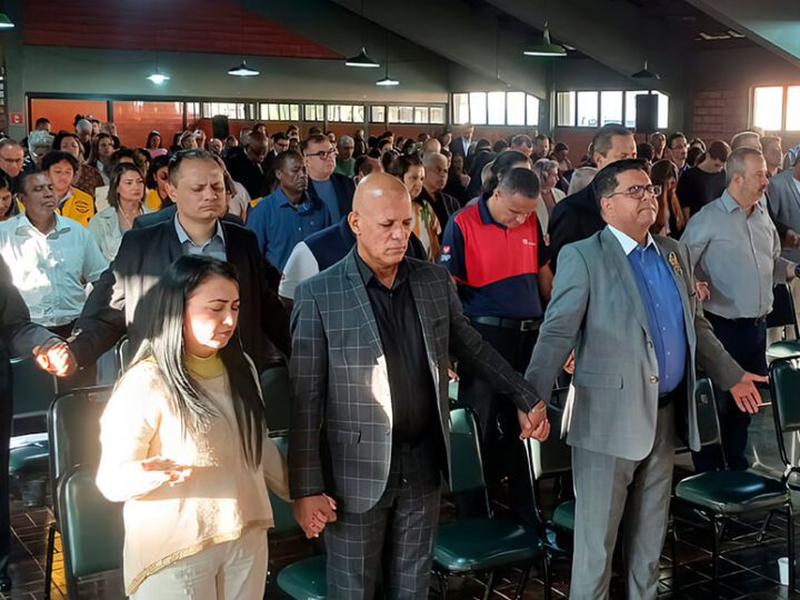 Vereador Devanir reúne mais de mil pessoas em homenagem a pastores e líderes religiosos em Vila Velha