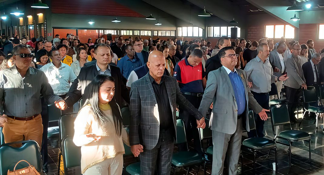 Vereador Devanir reúne mais de mil pessoas em homenagem a pastores e líderes religiosos em Vila Velha