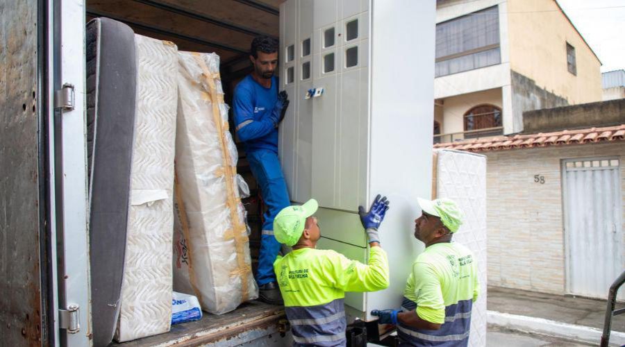 Ação social entrega móveis e eletrodomésticos reciclados para famílias em situação de vulnerabilidade