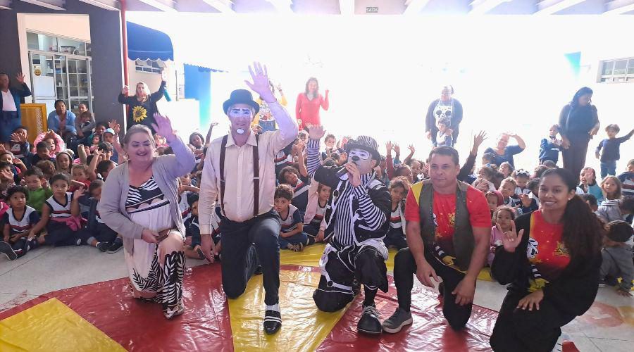 Crianças vivenciam a magia do circo em escolas com projeto cultural