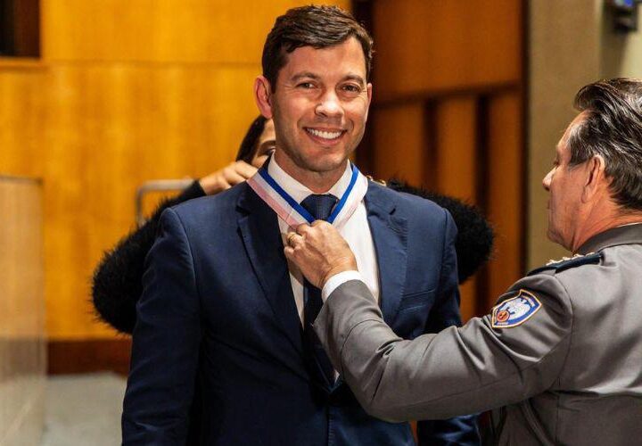 Prefeito Arnaldinho Borgo é homenageado com a maior honraria da Assembleia Legislativa do ES