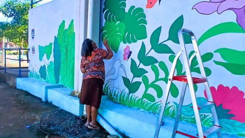 Com 66 anos, artista leva cor aos muros escolares e encanta moradores de Vila Velha