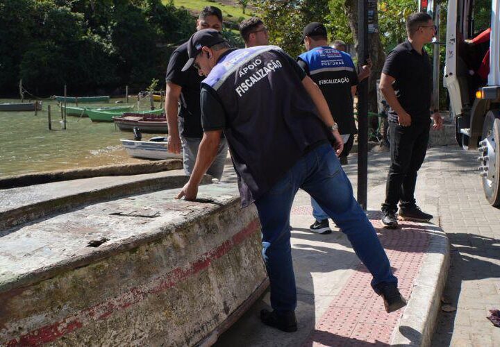 Embarcações abandonadas são recolhidas durante fiscalização na orla