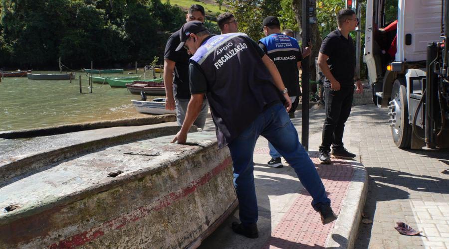 Embarcações abandonadas são recolhidas durante fiscalização na orla