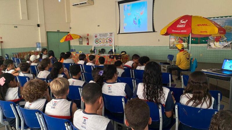 Aulas de segurança aquática alertam alunos sobre riscos de afogamento