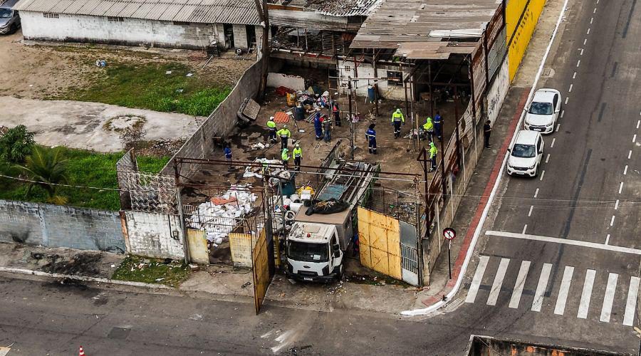 Mais um sucatão é fechado e demolido pela Prefeitura de Vila Velha