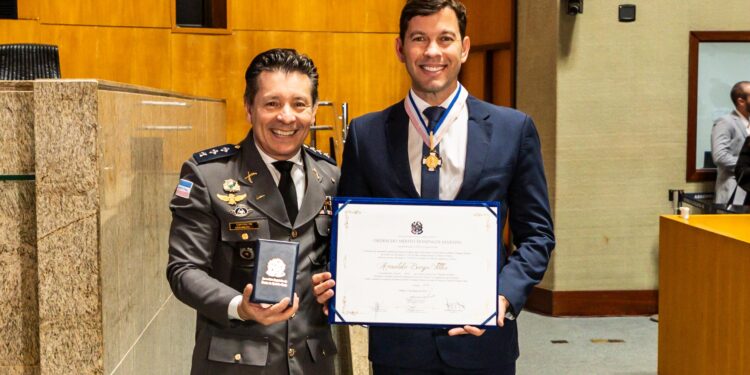 Arnaldinho Borgo é condecorado pela Ales e recebe a Ordem do Mérito Domingos Martins
