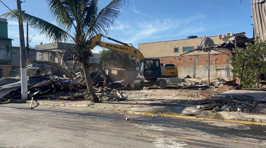 Prefeitura de Vila Velha intensifica ações contra sucatas irregulares e demole mais um ferro-velho em Cristóvão Colombo