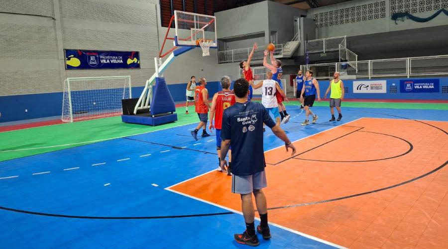 Após reforma, veteranos do basquete voltam a brilhar na Arena Tartarugão