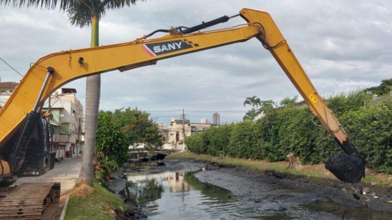 Programa de limpeza de canais é realizado no bairro Itapuã