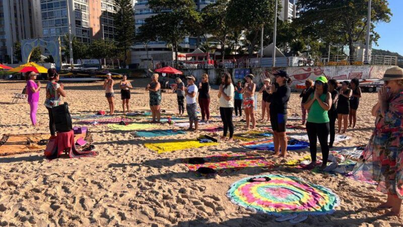 Inscrições abertas para prática gratuita de ioga na Praia da Costa