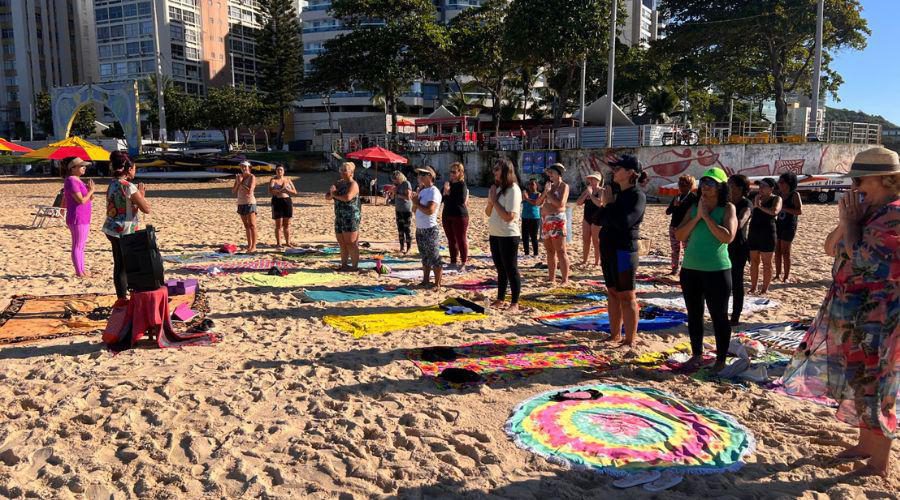 Inscrições abertas para prática gratuita de ioga na Praia da Costa