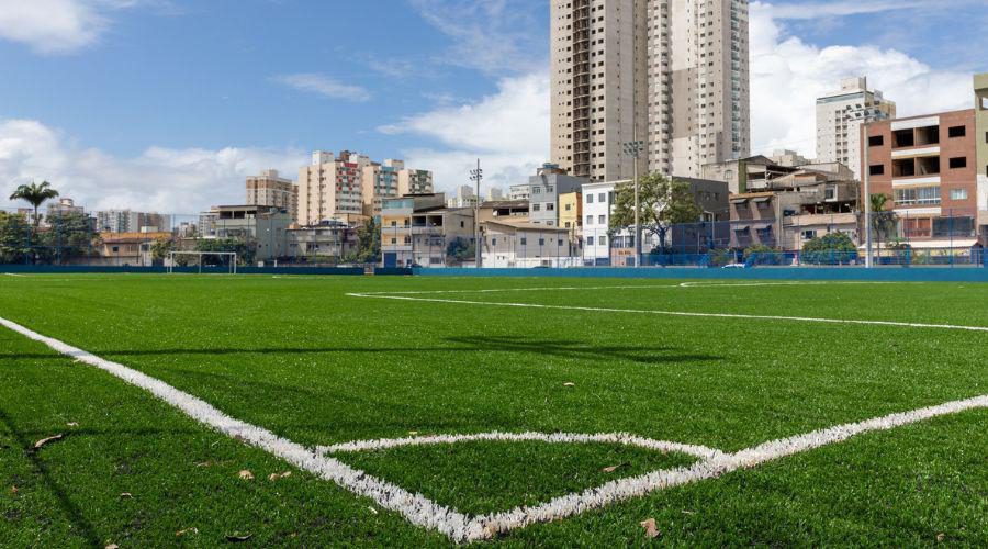 Campo do Nacional ganha cara nova com grama sintética e melhorias estruturais