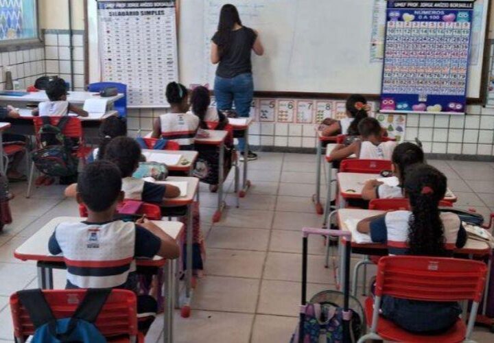 Vila Velha se destaca com os maiores salários do Estado para profissionais da educação