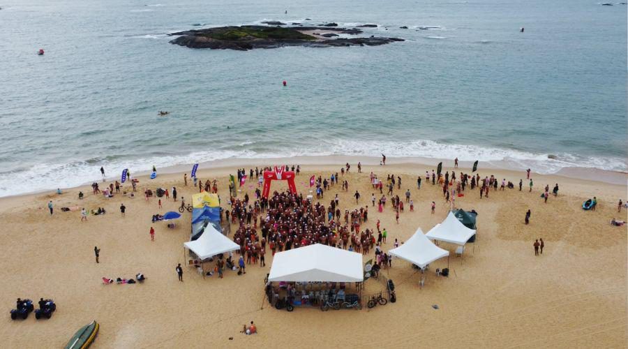 Itapuã recebe 400 nadadores em evento para marcar o Outubro Rosa neste domingo