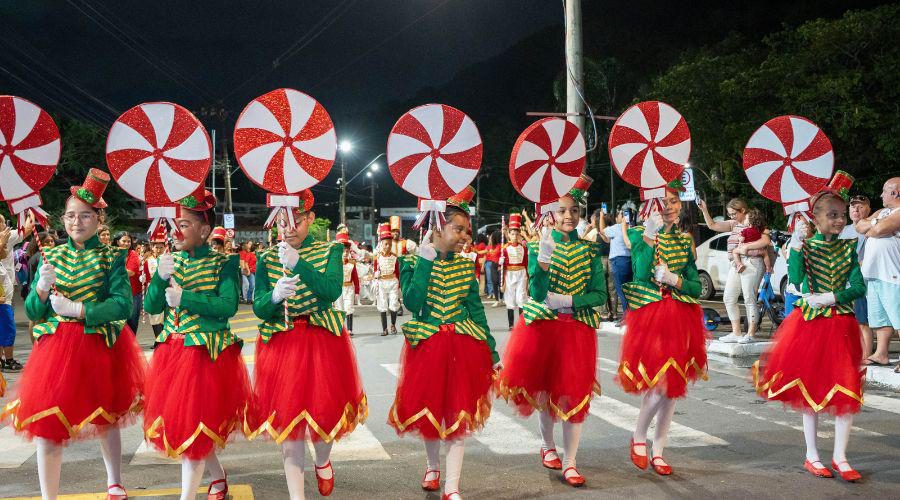 Primeiro desfile escolar de Natal dá início à programação da Vila Natalina