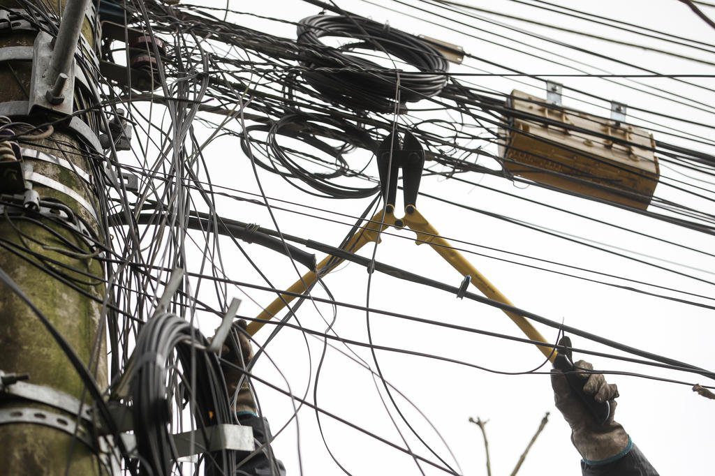 Fiação desorganizada nos postes vira tema de audiência na Câmara de Vila Velha