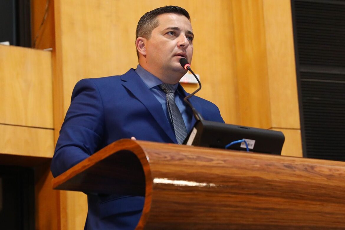 Deputado Wellington Callegari protocola ação contra resolução estadual na educação