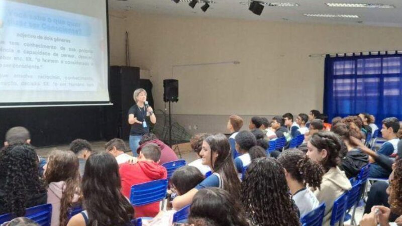 Procon alerta estudantes sobre riscos das apostas online em palestra educativa