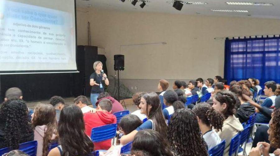 Procon alerta estudantes sobre riscos das apostas online em palestra educativa