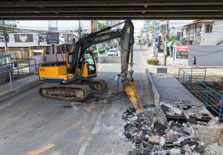 Avenida Champagnat tem trecho interditado para obras após demolição de ponte