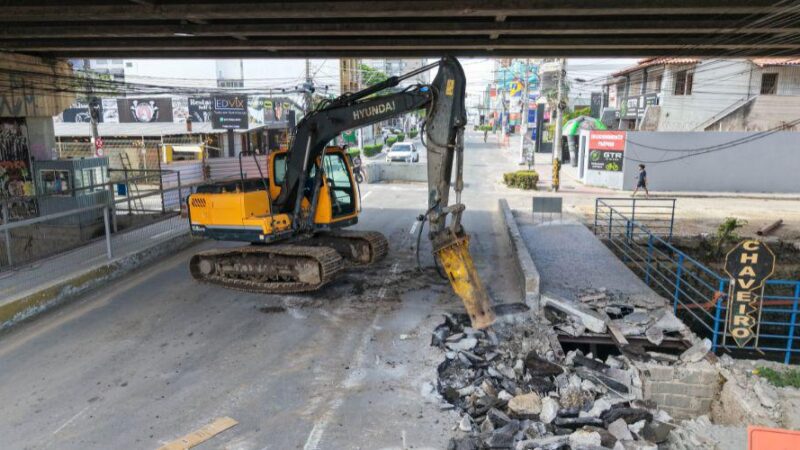 Avenida Champagnat tem trecho interditado para obras após demolição de ponte