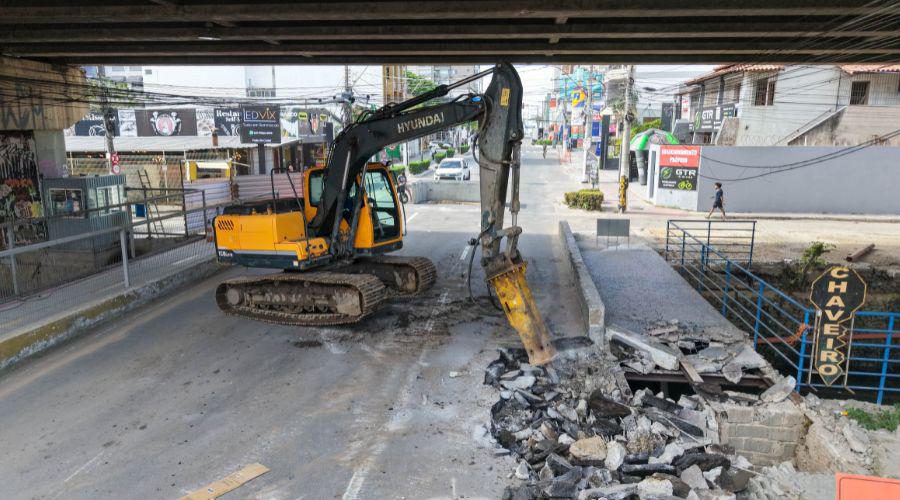 Avenida Champagnat tem trecho interditado para obras após demolição de ponte