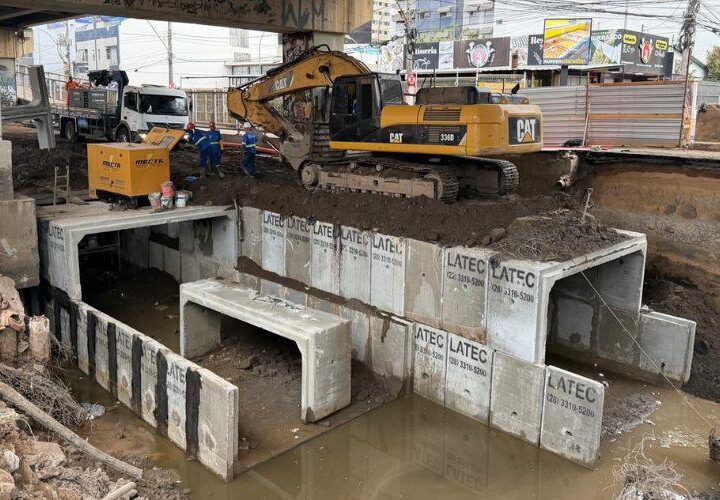 Obras na Avenida Champagnat avançam com instalação de galerias no trecho interditado